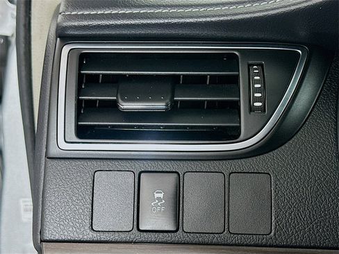 Used 2017 Toyota Camry XLE image 10