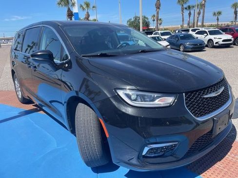 Used 2023 Chrysler Pacifica Touring-L image 2