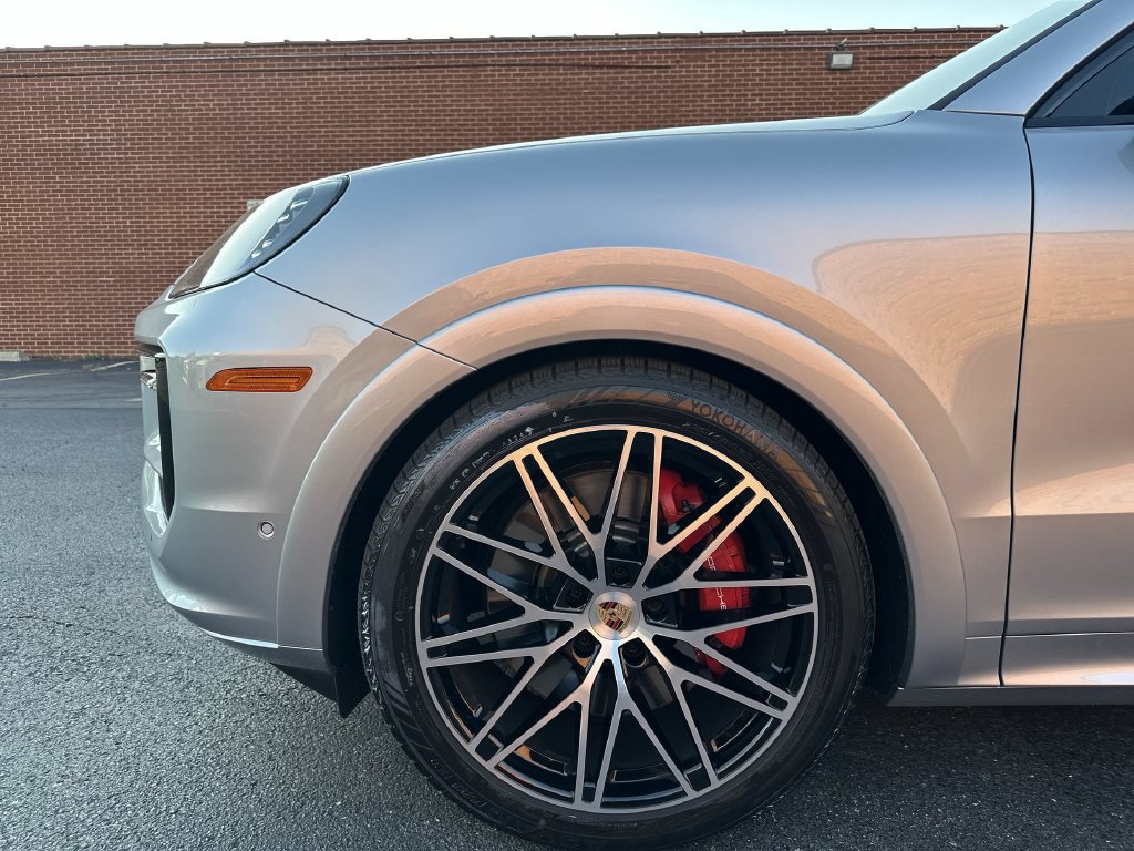 Used 2025 Porsche Cayenne GTS AWD/4WD image 19