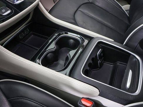 Used 2024 Chrysler Pacifica Limited image 61