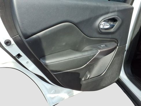 Used 2019 Jeep Cherokee Latitude Plus image 14