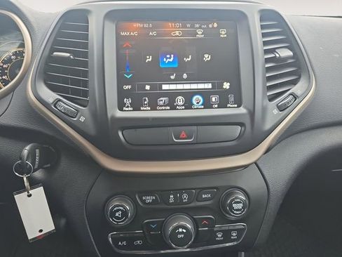 Used 2017 Jeep Cherokee Latitude w/ True North Edition image 10