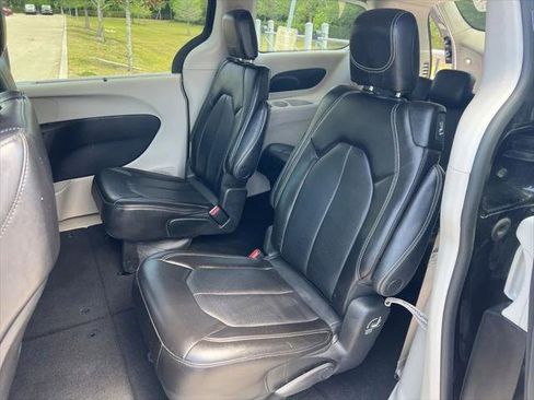 Certified 2023 Chrysler Pacifica Touring-L FWD image 47