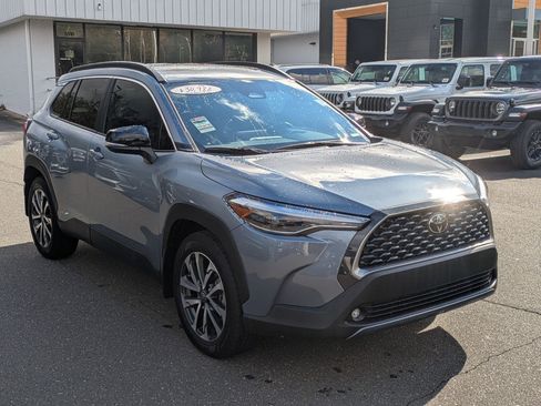 Used 2025 Toyota Corolla Cross XLE image 3