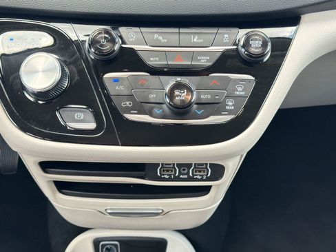 Used 2024 Chrysler Pacifica Touring-L FWD image 18
