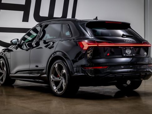Used 2024 Audi Q8 e-tron Prestige image 31