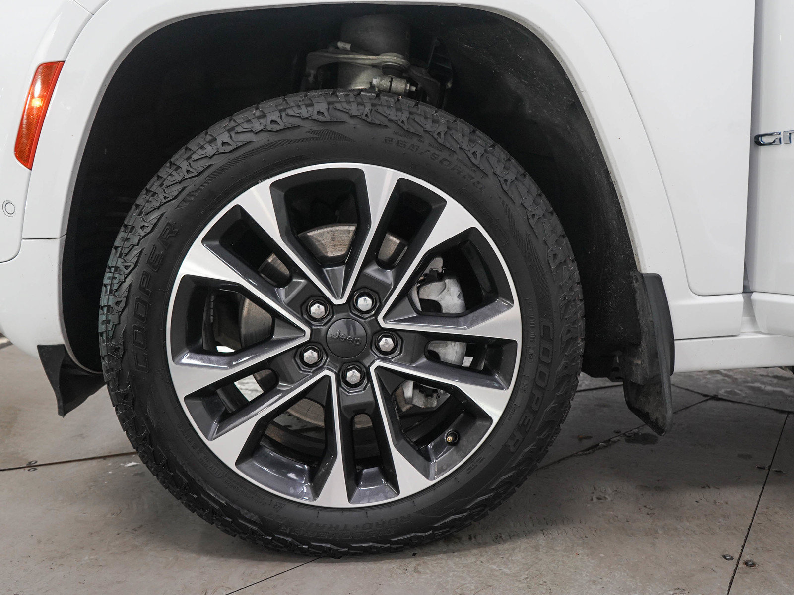 Used 2023 Jeep Grand Cherokee Overland w/ Luxury Tech Group IV AWD/4WD image 31