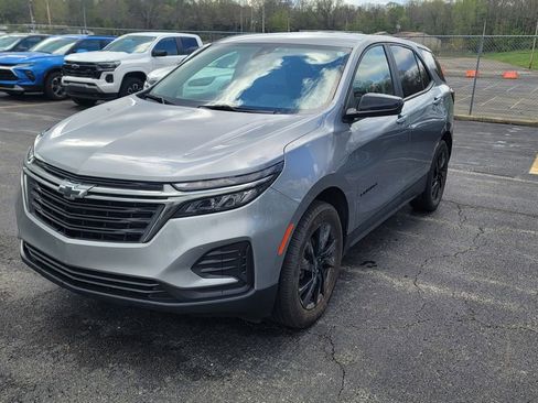 Used 2023 Chevrolet Equinox LS w/ LS Convenience Package AWD/4WD image 2