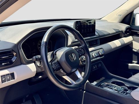 Used 2023 Honda Pilot Touring image 9