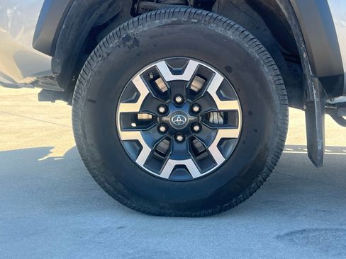 Used 2016 Toyota Tacoma TRD Off-Road image 8