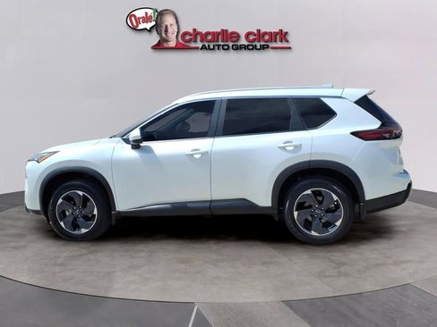 Used 2024 Nissan Rogue SV w/ SV Premium Package image 2