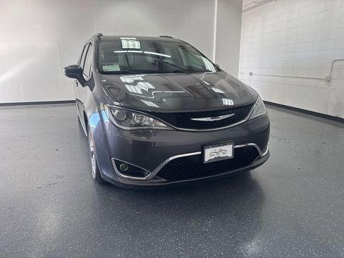 Used 2018 Chrysler Pacifica Touring-L w/ Tire & Wheel Group image 1