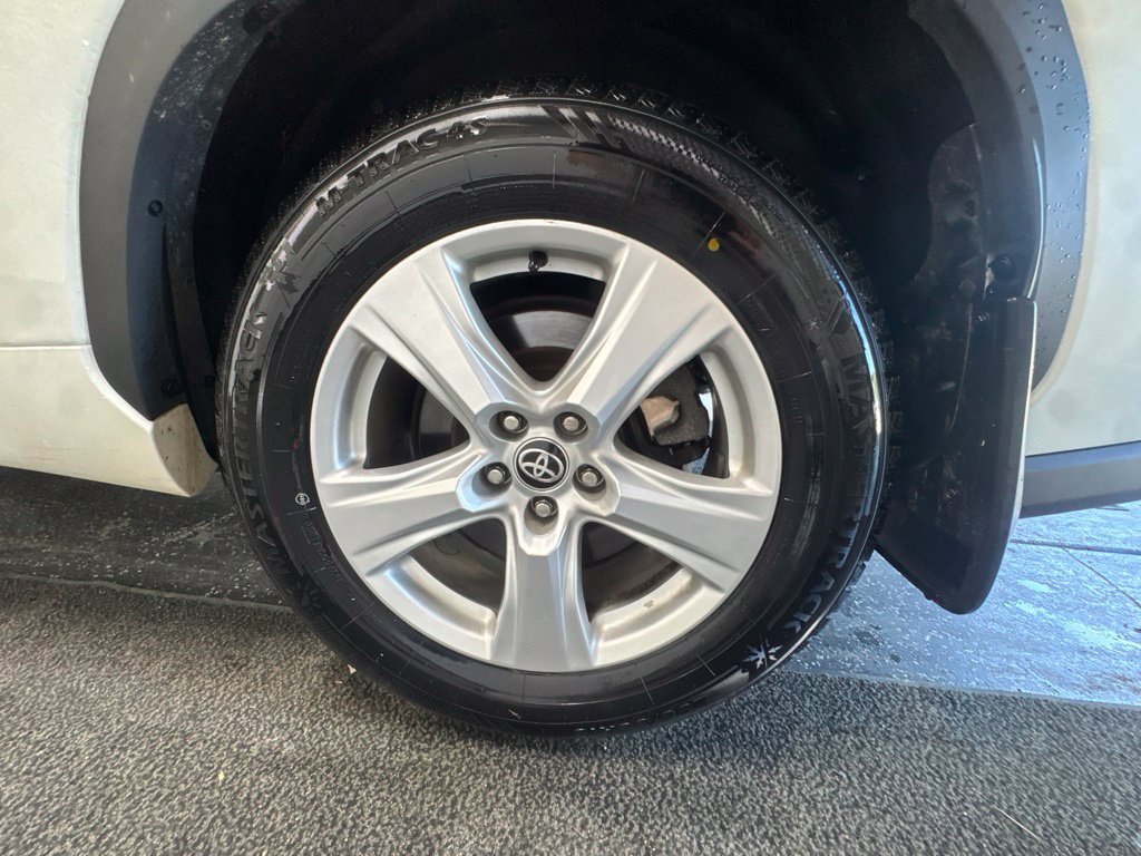 Used 2021 Toyota Highlander LE AWD/4WD image 12
