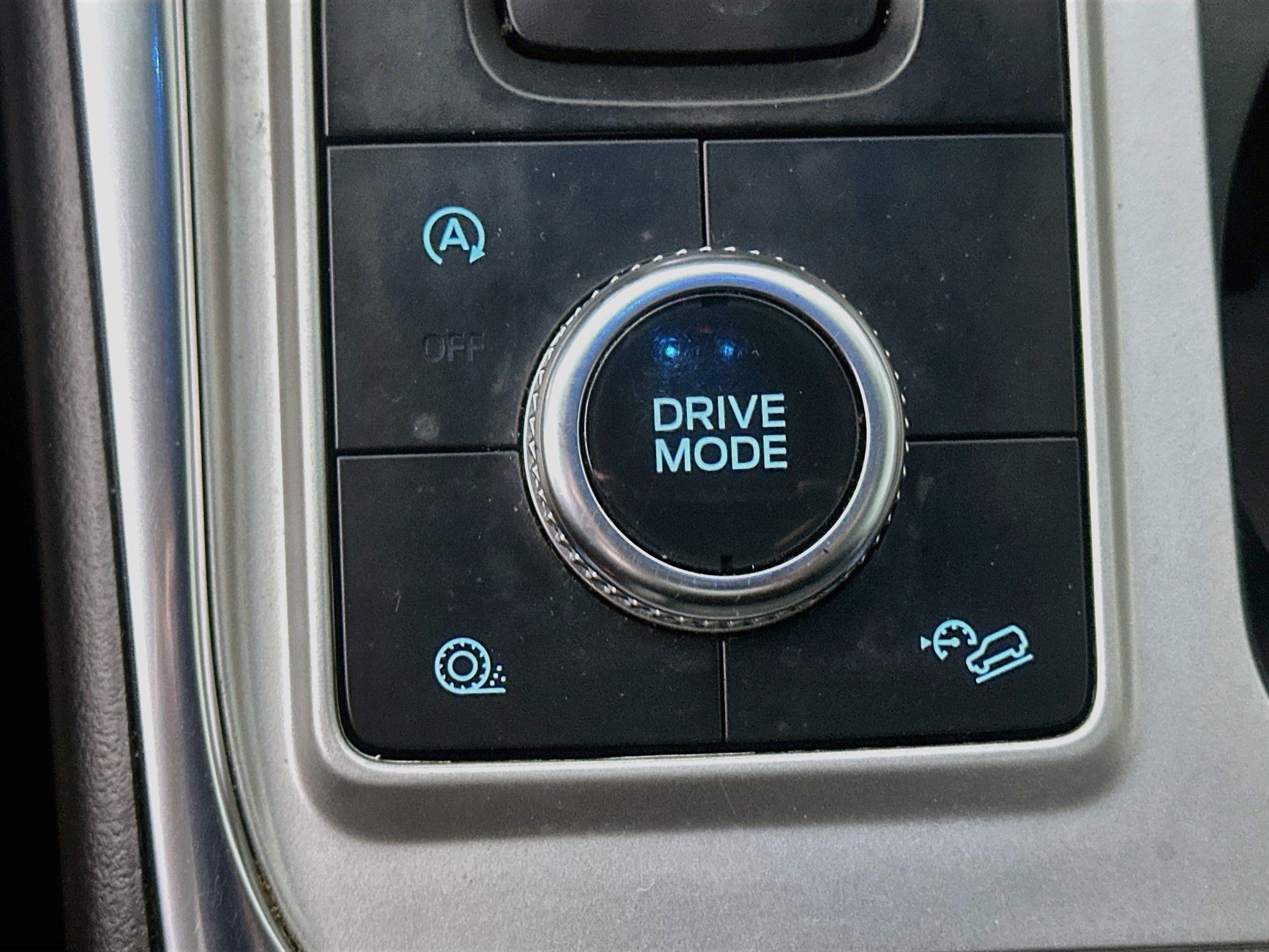 Used 2021 Ford Explorer XLT w/ Equipment Group 202A AWD/4WD image 26