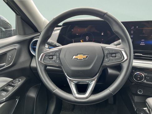 Used 2025 Chevrolet Trax LT w/ LT Convenience Package FWD image 19