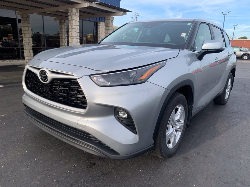 Used 2023 Toyota Highlander LE FWD image 7