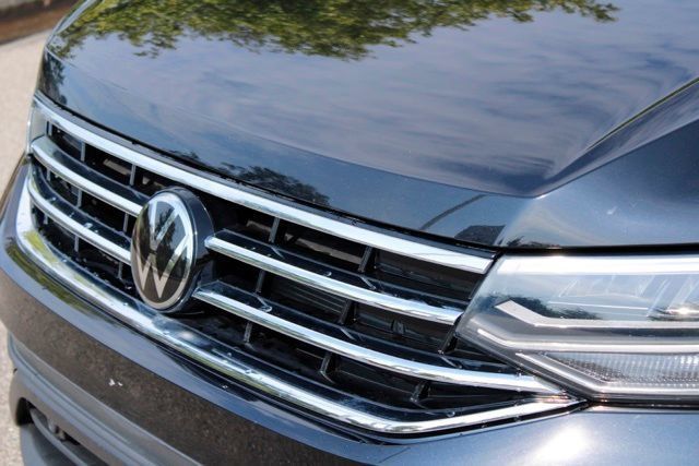 Used 2024 Volkswagen Tiguan SE w/ Panoramic Sunroof Package AWD/4WD image 9