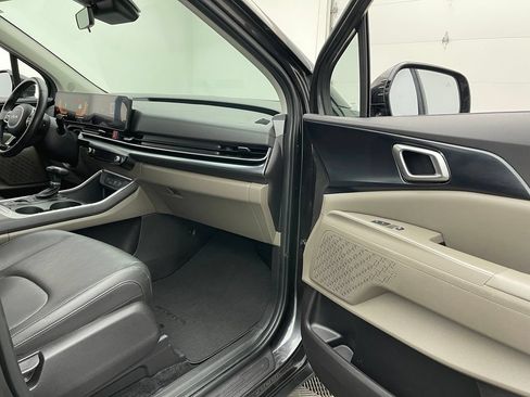 Used 2025 Kia Carnival FWD image 30