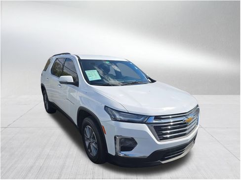 Used 2022 Chevrolet Traverse LT image 2
