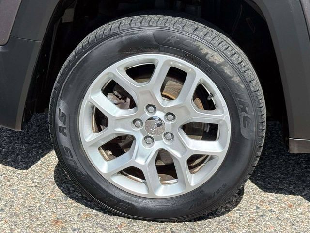 Used 2017 Jeep Renegade Latitude w/ Cold Weather Group AWD/4WD image 9