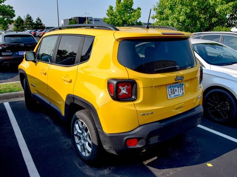 Used 2018 Jeep Renegade Latitude AWD/4WD image 17