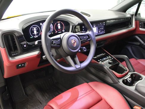 Certified 2025 Porsche Cayenne image 4