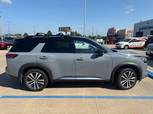 Used 2022 Nissan Pathfinder Platinum w/ Cargo Package AWD/4WD image 4