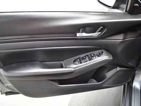 Used 2025 Nissan Altima 2.5 SV FWD image 16