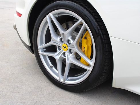 Used 2015 Ferrari California T image 22