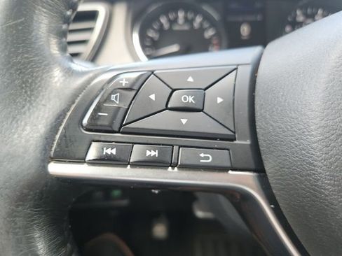 Used 2018 Nissan Rogue SV w/ Premium Package FWD image 37