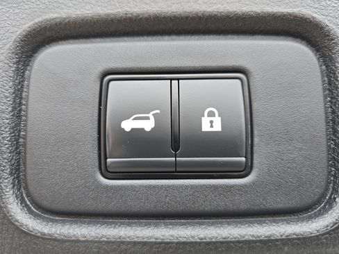 Used 2024 Nissan Pathfinder Platinum image 17