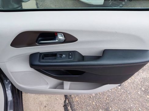 Used 2019 Chrysler Pacifica Touring-L Plus FWD image 29