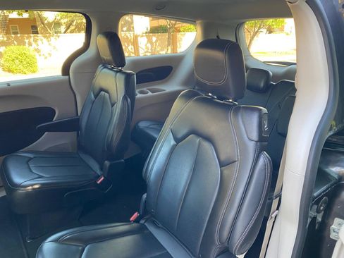 Used 2023 Chrysler Pacifica Touring-L FWD image 37