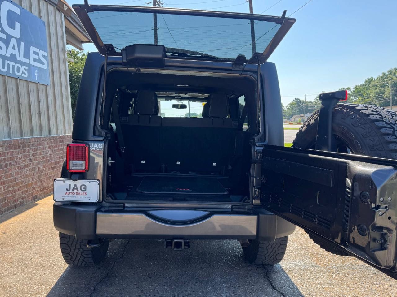 Used 2017 Jeep Wrangler Unlimited Sahara AWD/4WD image 10