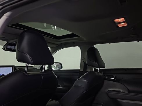 Used 2023 Toyota Highlander XLE image 21