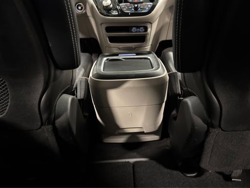 Used 2024 Chrysler Pacifica Touring-L FWD image 36