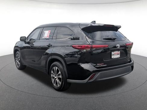 Used 2022 Toyota Highlander XLE FWD image 3