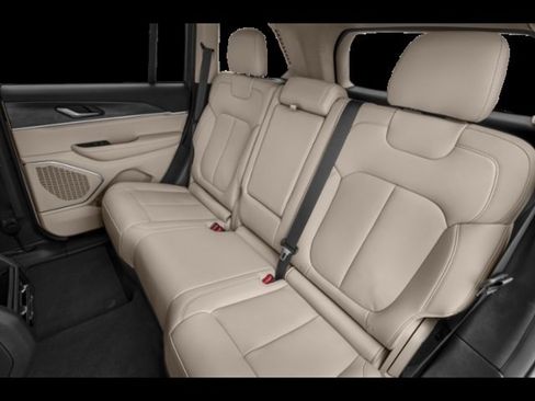 Used 2023 Jeep Grand Cherokee Limited w/ Black Appearance Package image 10