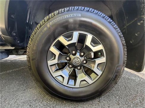 Used 2019 Toyota Tacoma TRD Off-Road w/ Technology Package AWD/4WD image 18