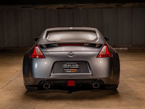 Used 2018 Nissan 370Z Coupe RWD image 7
