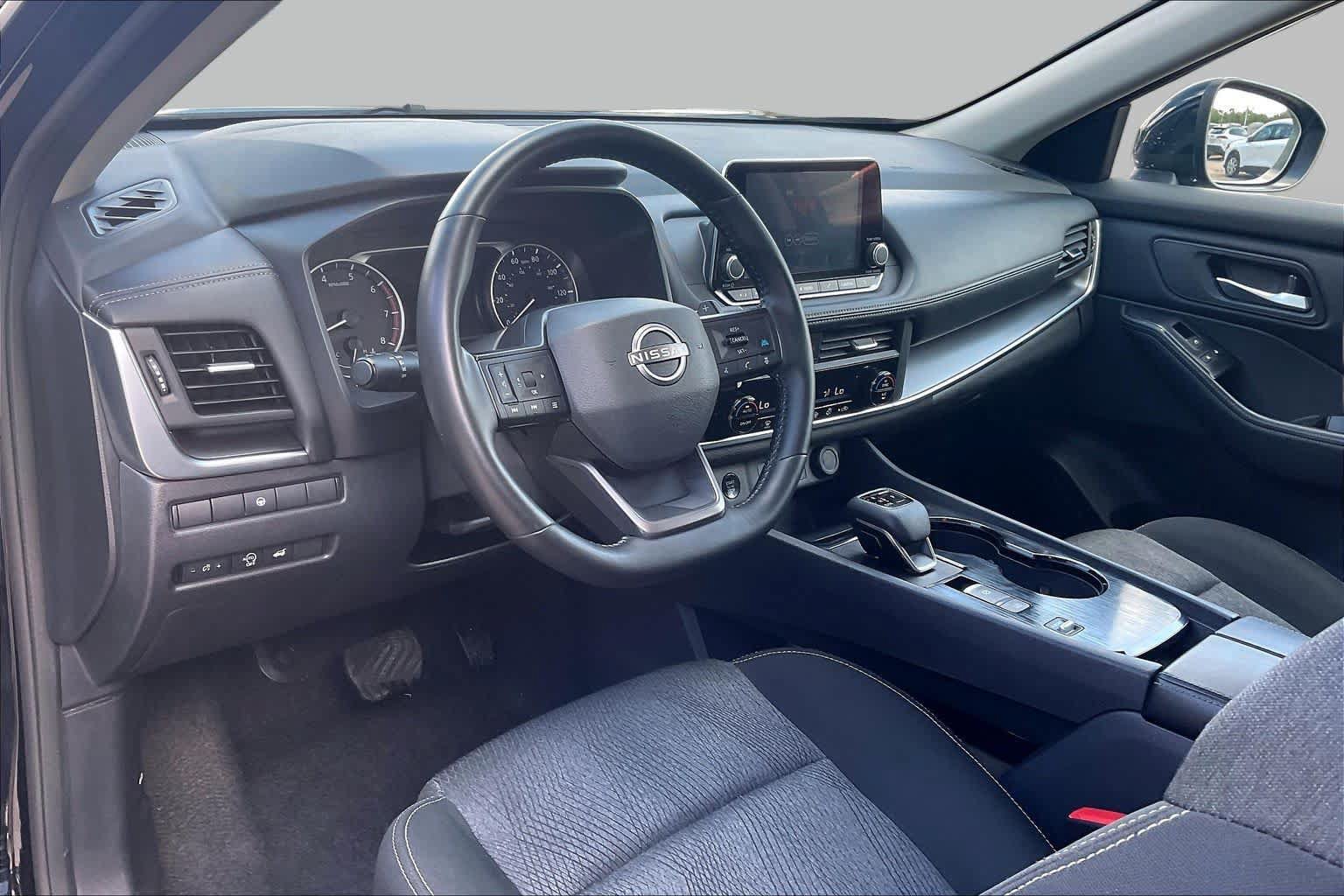 Used 2025 Nissan Rogue SV FWD image 17