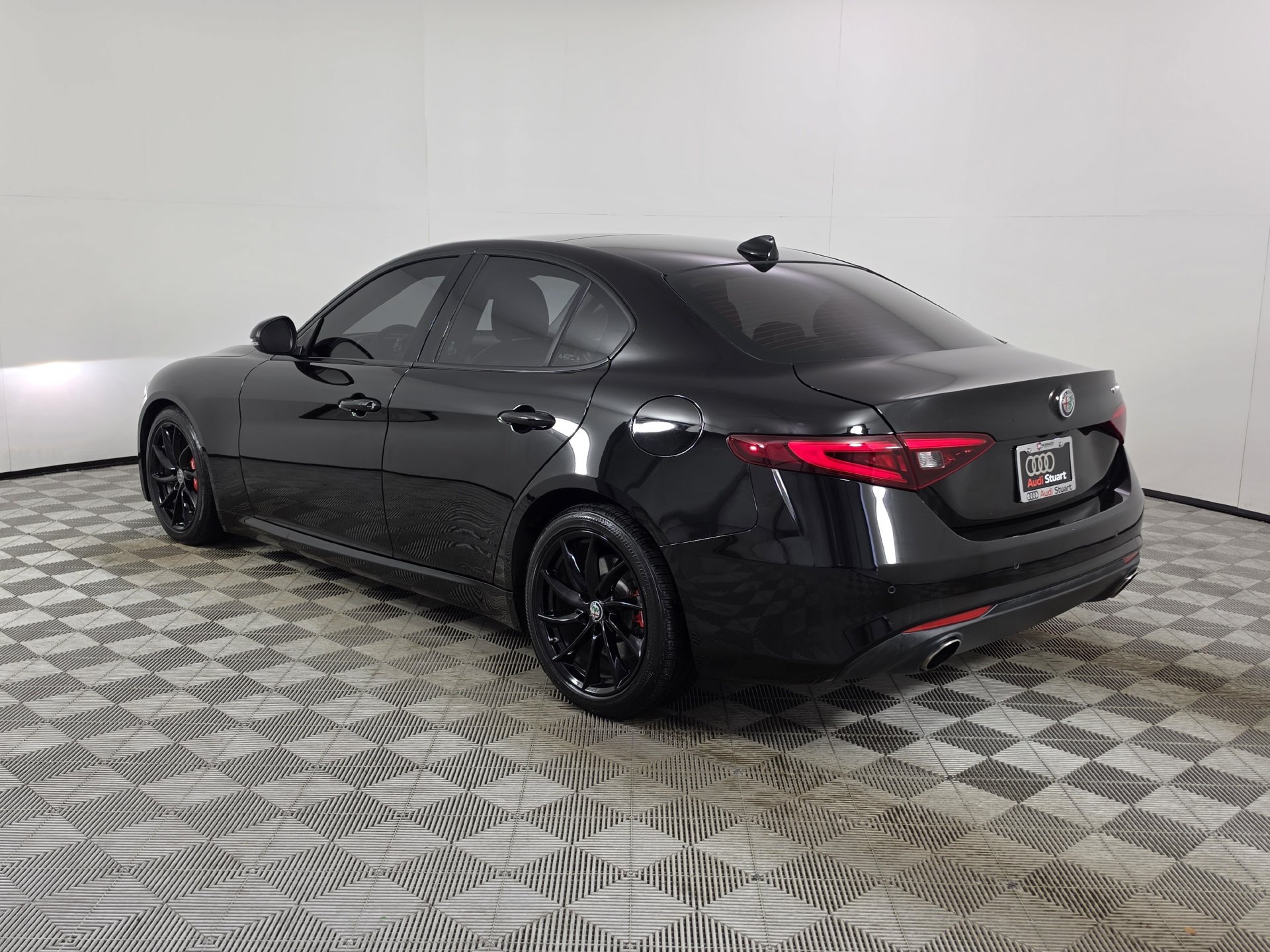 Used 2017 Alfa Romeo Giulia RWD image 39