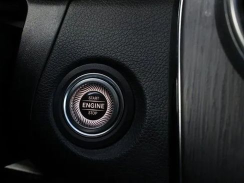 Used 2021 Mercedes-Benz GLC 300 4MATIC image 29