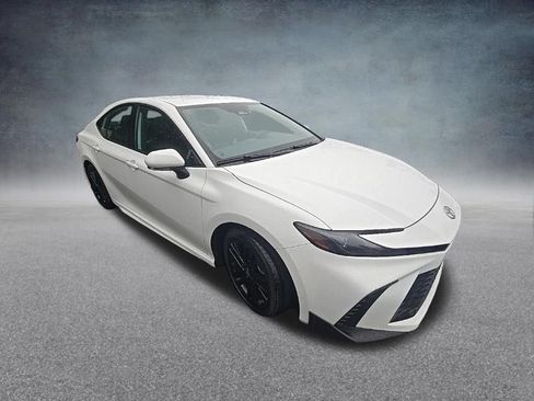 Used 2025 Toyota Camry SE FWD image 2