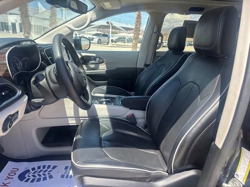Certified 2024 Chrysler Pacifica Limited FWD image 18