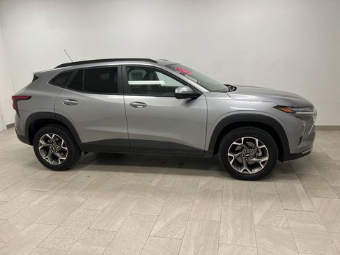Used 2025 Chevrolet Trax LT FWD image 14