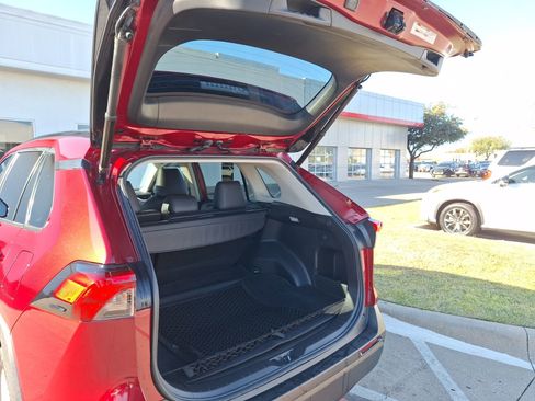 Used 2020 Toyota RAV4 XLE image 37
