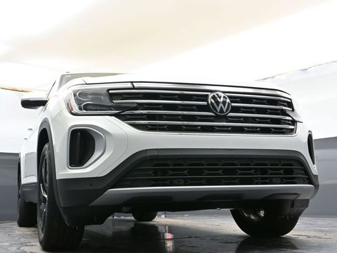 Used 2025 Volkswagen Atlas SE w/ Panoramic Sunroof Package image 35