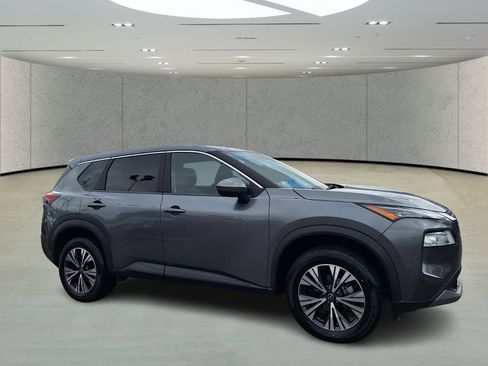 Used 2023 Nissan Rogue SV image 3