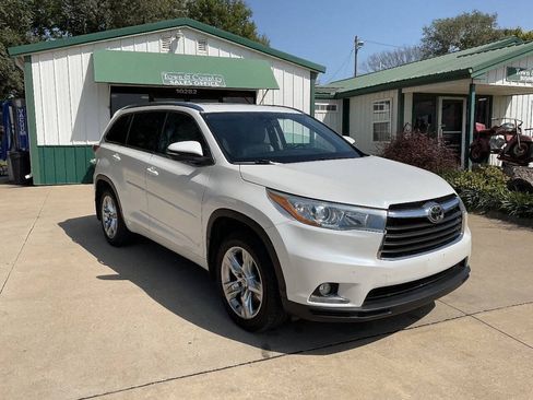 Used 2014 Toyota Highlander Limited w/ Driver Technology Package AWD/4WD image 3
